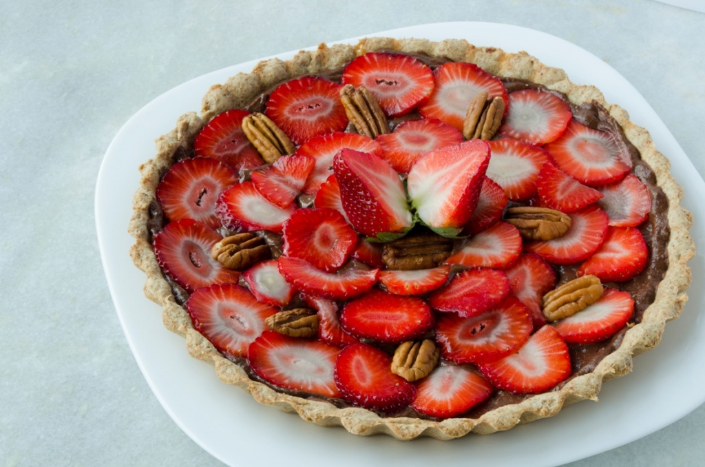 Whole wheat pie crust with banana-cocoa filling, strawberries and walnuts